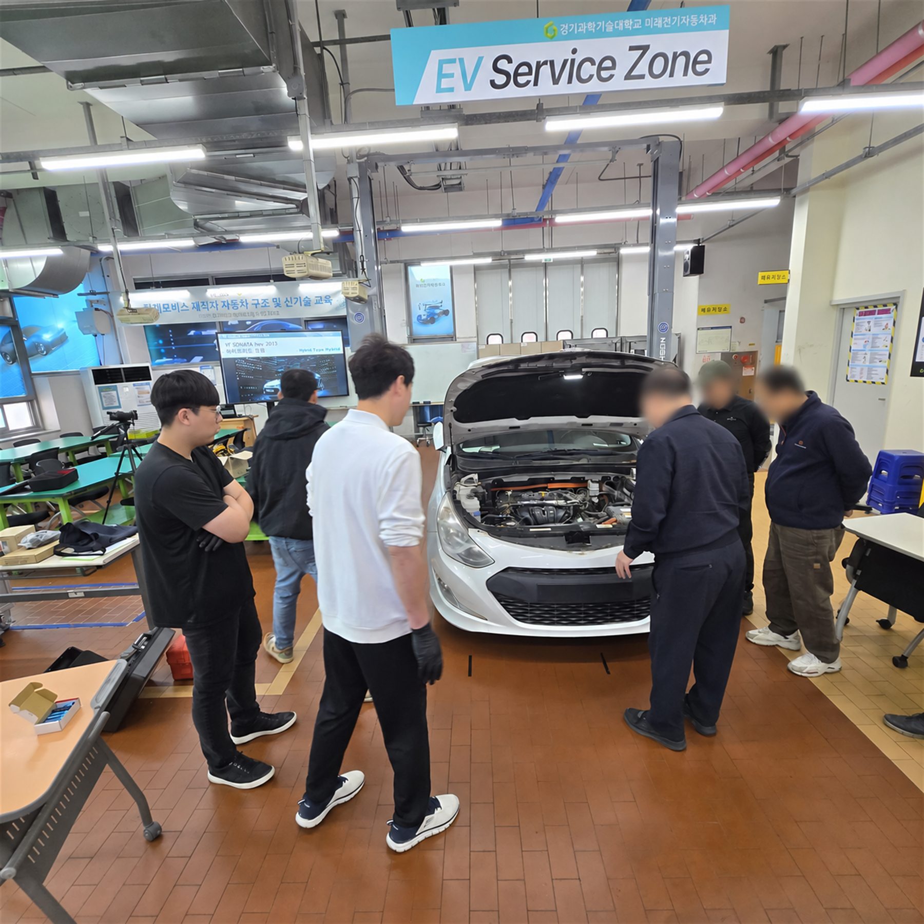 EV Service Zone에서 하이브리드 차량으로 진행하는 실차 정비 실습